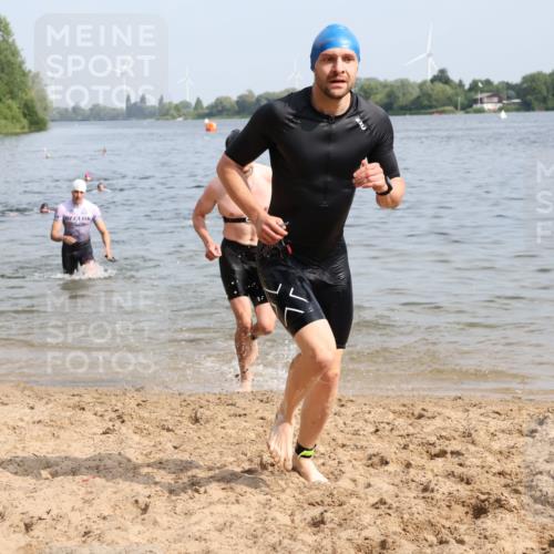 15.06.2025 - 27. Vierlanden-Triathlon Lena Gebhardt http://msf.ph/oto/8050377 15.06.2025 09:57:50 Schwimmen 291, 330, 347, 827 meine-sportfotos.de