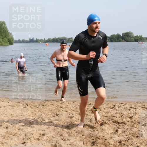 15.06.2025 - 27. Vierlanden-Triathlon Lena Gebhardt http://msf.ph/oto/8050378 15.06.2025 09:57:50 Schwimmen 291, 330, 347, 827 meine-sportfotos.de