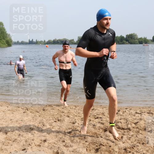 15.06.2025 - 27. Vierlanden-Triathlon Lena Gebhardt http://msf.ph/oto/8050381 15.06.2025 09:57:50 Schwimmen 291, 330, 347, 827 meine-sportfotos.de