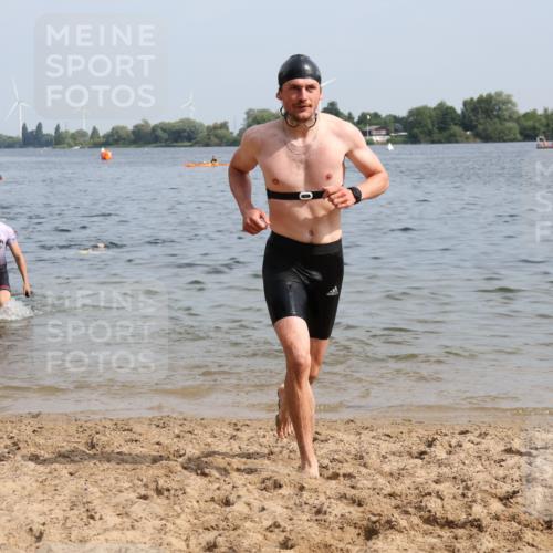 15.06.2025 - 27. Vierlanden-Triathlon Lena Gebhardt http://msf.ph/oto/8050383 15.06.2025 09:57:51 Schwimmen 291, 330, 347, 827 meine-sportfotos.de