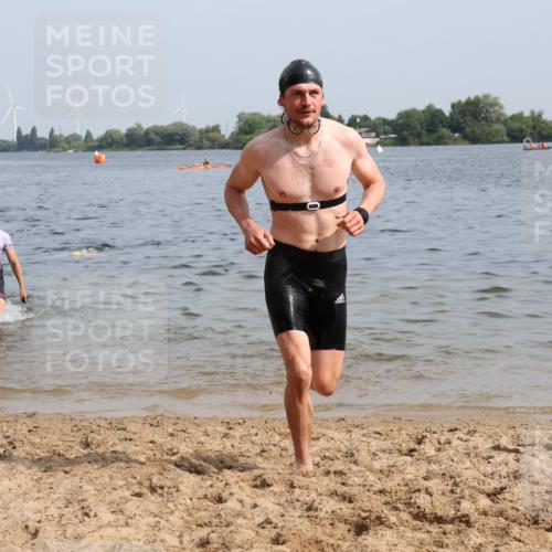 15.06.2025 - 27. Vierlanden-Triathlon Lena Gebhardt http://msf.ph/oto/8050385 15.06.2025 09:57:51 Schwimmen 291, 330, 347, 827 meine-sportfotos.de