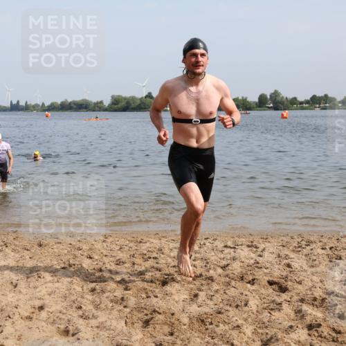 15.06.2025 - 27. Vierlanden-Triathlon Lena Gebhardt http://msf.ph/oto/8050387 15.06.2025 09:57:51 Schwimmen 291, 330, 347, 827 meine-sportfotos.de