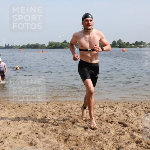 15.06.2025 - 27. Vierlanden-Triathlon Lena Gebhardt http://msf.ph/oto/8050388 15.06.2025 09:57:51 Schwimmen 291, 330, 347, 827 meine-sportfotos.de