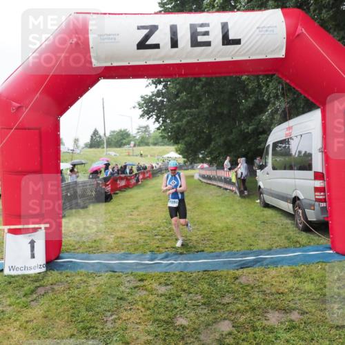 21.06.2025 - 27. Vierlanden-Triathlon MichiJ http://msf.ph/oto/8050389 15.06.2026 14:33:27 Ziel 1250 meine-sportfotos.de