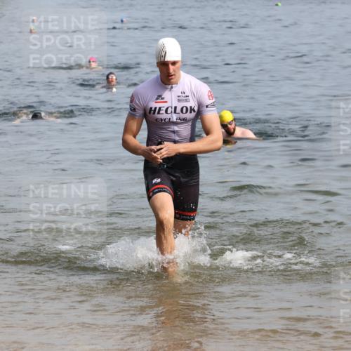 15.06.2025 - 27. Vierlanden-Triathlon Lena Gebhardt http://msf.ph/oto/8050390 15.06.2025 09:57:53 Schwimmen 291, 330, 347, 827 meine-sportfotos.de
