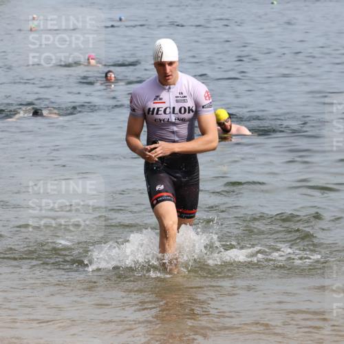 15.06.2025 - 27. Vierlanden-Triathlon Lena Gebhardt http://msf.ph/oto/8050392 15.06.2025 09:57:53 Schwimmen 291, 330, 347, 827 meine-sportfotos.de