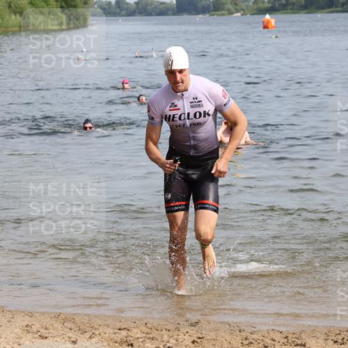 15.06.2025 - 27. Vierlanden-Triathlon Lena Gebhardt http://msf.ph/oto/8050394 15.06.2025 09:57:54 Schwimmen 291, 330, 347, 827 meine-sportfotos.de