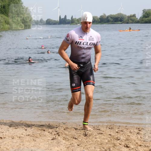 15.06.2025 - 27. Vierlanden-Triathlon Lena Gebhardt http://msf.ph/oto/8050396 15.06.2025 09:57:55 Schwimmen 291, 330, 347, 827 meine-sportfotos.de