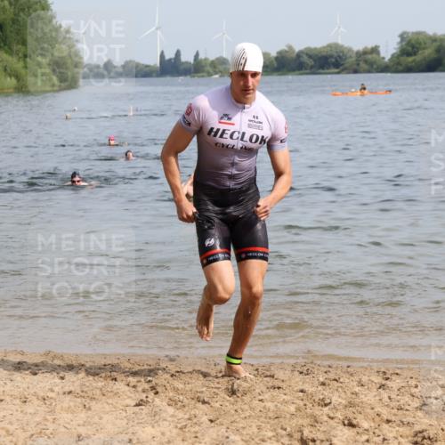 15.06.2025 - 27. Vierlanden-Triathlon Lena Gebhardt http://msf.ph/oto/8050398 15.06.2025 09:57:55 Schwimmen 291, 330, 347, 827 meine-sportfotos.de