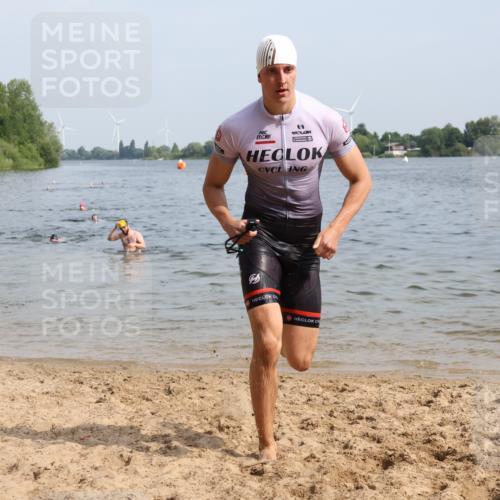 15.06.2025 - 27. Vierlanden-Triathlon Lena Gebhardt http://msf.ph/oto/8050399 15.06.2025 09:57:57 Schwimmen 291, 330, 347 meine-sportfotos.de