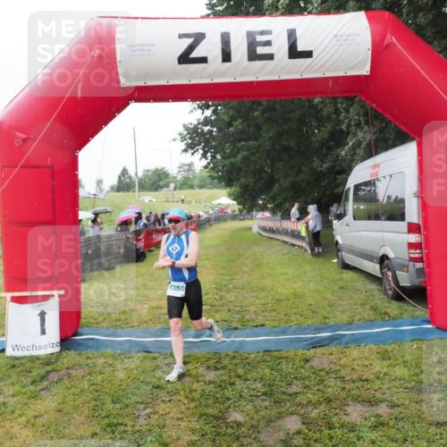 21.06.2025 - 27. Vierlanden-Triathlon MichiJ http://msf.ph/oto/8050400 15.06.2026 14:33:28 Ziel 1250 meine-sportfotos.de
