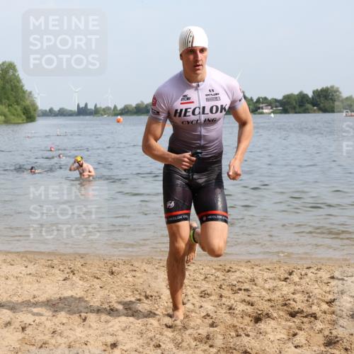 15.06.2025 - 27. Vierlanden-Triathlon Lena Gebhardt http://msf.ph/oto/8050402 15.06.2025 09:57:57 Schwimmen 291, 330, 347 meine-sportfotos.de