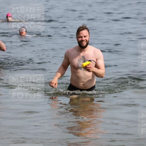 15.06.2025 - 27. Vierlanden-Triathlon Lena Gebhardt http://msf.ph/oto/8050403 15.06.2025 09:58:01 Schwimmen 289, 291, 347 meine-sportfotos.de