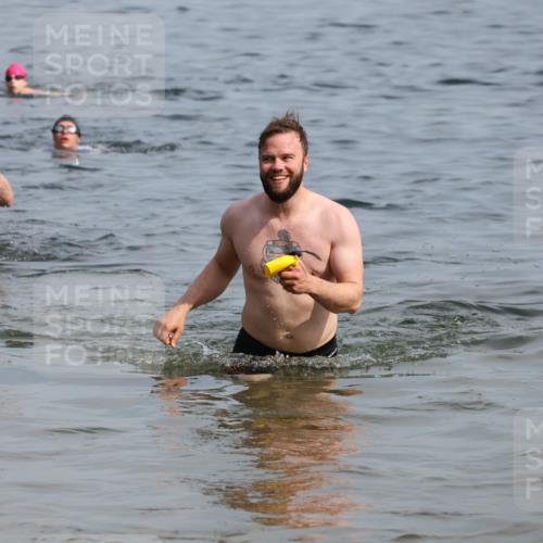 15.06.2025 - 27. Vierlanden-Triathlon Lena Gebhardt http://msf.ph/oto/8050406 15.06.2025 09:58:01 Schwimmen 289, 291, 347 meine-sportfotos.de