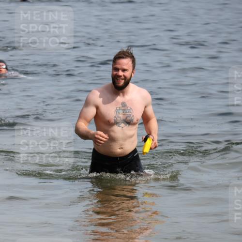 15.06.2025 - 27. Vierlanden-Triathlon Lena Gebhardt http://msf.ph/oto/8050409 15.06.2025 09:58:02 Schwimmen 289, 321, 347 meine-sportfotos.de