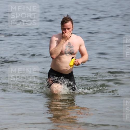 15.06.2025 - 27. Vierlanden-Triathlon Lena Gebhardt http://msf.ph/oto/8050411 15.06.2025 09:58:02 Schwimmen 289, 321, 347 meine-sportfotos.de