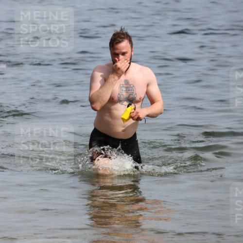 15.06.2025 - 27. Vierlanden-Triathlon Lena Gebhardt http://msf.ph/oto/8050413 15.06.2025 09:58:02 Schwimmen 289, 321, 347 meine-sportfotos.de