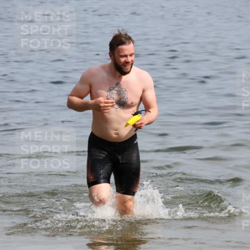 15.06.2025 - 27. Vierlanden-Triathlon Lena Gebhardt http://msf.ph/oto/8050415 15.06.2025 09:58:05 Schwimmen 289, 321, 347 meine-sportfotos.de
