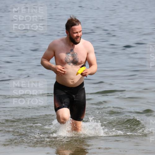 15.06.2025 - 27. Vierlanden-Triathlon Lena Gebhardt http://msf.ph/oto/8050417 15.06.2025 09:58:05 Schwimmen 289, 321, 347 meine-sportfotos.de