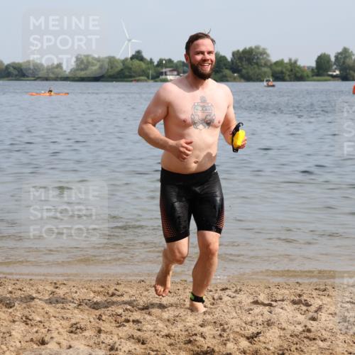 15.06.2025 - 27. Vierlanden-Triathlon Lena Gebhardt http://msf.ph/oto/8050431 15.06.2025 09:58:08 Schwimmen 289, 321, 360 meine-sportfotos.de
