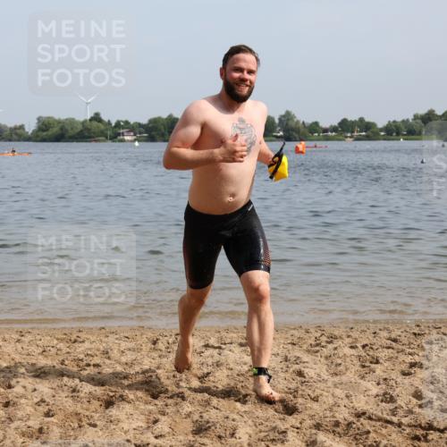 15.06.2025 - 27. Vierlanden-Triathlon Lena Gebhardt http://msf.ph/oto/8050435 15.06.2025 09:58:09 Schwimmen 289, 321, 360 meine-sportfotos.de