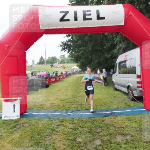 21.06.2025 - 27. Vierlanden-Triathlon MichiJ http://msf.ph/oto/8050436 15.06.2026 14:34:29 Ziel 1289 meine-sportfotos.de
