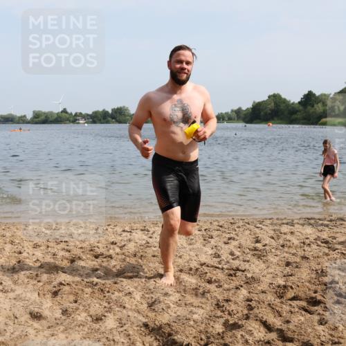 15.06.2025 - 27. Vierlanden-Triathlon Lena Gebhardt http://msf.ph/oto/8050437 15.06.2025 09:58:09 Schwimmen 289, 321, 360 meine-sportfotos.de
