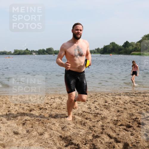 15.06.2025 - 27. Vierlanden-Triathlon Lena Gebhardt http://msf.ph/oto/8050439 15.06.2025 09:58:09 Schwimmen 289, 321, 360 meine-sportfotos.de
