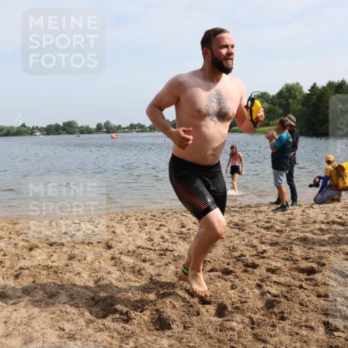 15.06.2025 - 27. Vierlanden-Triathlon Lena Gebhardt http://msf.ph/oto/8050441 15.06.2025 09:58:10 Schwimmen 289, 321, 360 meine-sportfotos.de