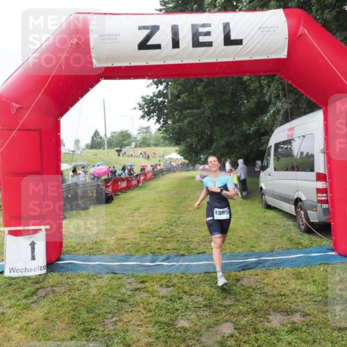 21.06.2025 - 27. Vierlanden-Triathlon MichiJ http://msf.ph/oto/8050442 15.06.2026 14:34:29 Ziel 1289 meine-sportfotos.de
