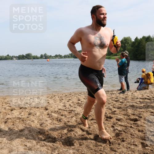 15.06.2025 - 27. Vierlanden-Triathlon Lena Gebhardt http://msf.ph/oto/8050443 15.06.2025 09:58:10 Schwimmen 289, 321, 360 meine-sportfotos.de