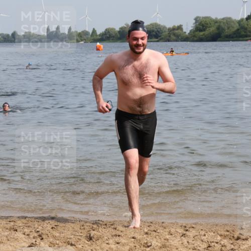 15.06.2025 - 27. Vierlanden-Triathlon Lena Gebhardt http://msf.ph/oto/8050447 15.06.2025 09:58:11 Schwimmen 289, 321, 360 meine-sportfotos.de