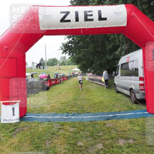 21.06.2025 - 27. Vierlanden-Triathlon MichiJ http://msf.ph/oto/8050448 15.06.2026 14:34:48 Ziel 1274 meine-sportfotos.de