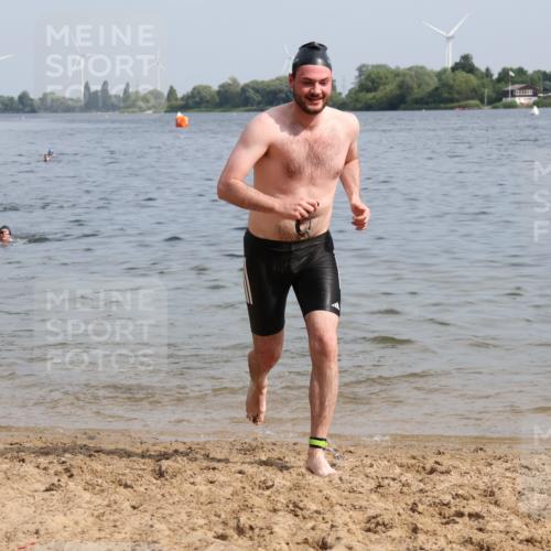 15.06.2025 - 27. Vierlanden-Triathlon Lena Gebhardt http://msf.ph/oto/8050449 15.06.2025 09:58:12 Schwimmen 289, 321, 360 meine-sportfotos.de