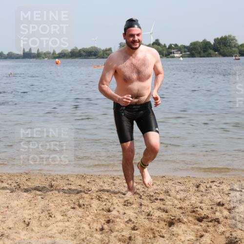15.06.2025 - 27. Vierlanden-Triathlon Lena Gebhardt http://msf.ph/oto/8050451 15.06.2025 09:58:12 Schwimmen 289, 321, 360 meine-sportfotos.de