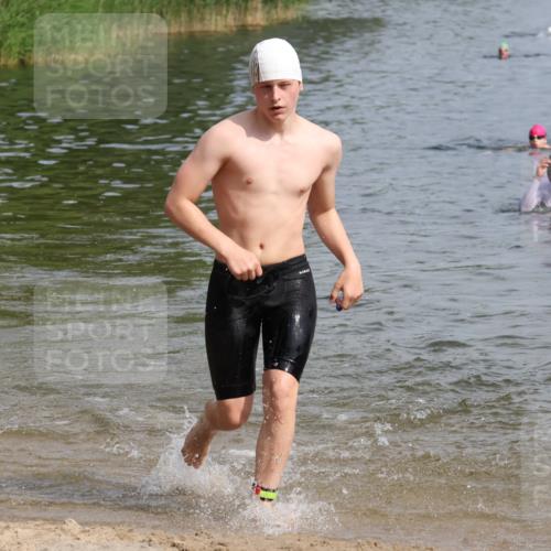 15.06.2025 - 27. Vierlanden-Triathlon Lena Gebhardt http://msf.ph/oto/8050460 15.06.2025 09:58:14 Schwimmen 289, 321, 360 meine-sportfotos.de