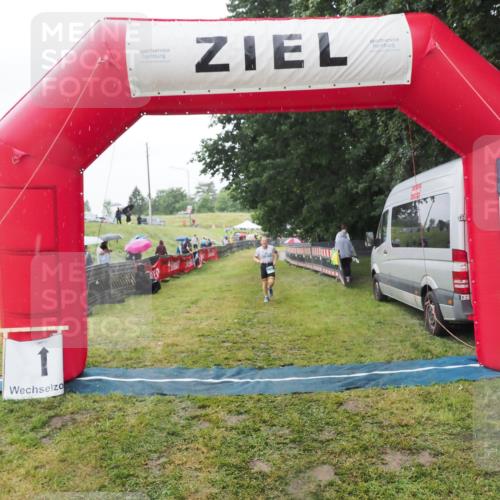 21.06.2025 - 27. Vierlanden-Triathlon MichiJ http://msf.ph/oto/8050461 15.06.2026 14:34:49 Ziel 1274 meine-sportfotos.de