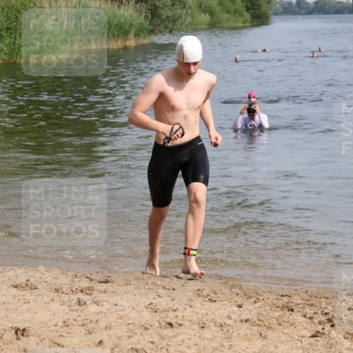 15.06.2025 - 27. Vierlanden-Triathlon Lena Gebhardt http://msf.ph/oto/8050462 15.06.2025 09:58:14 Schwimmen 289, 321, 360 meine-sportfotos.de