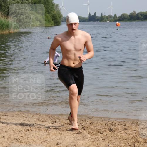 15.06.2025 - 27. Vierlanden-Triathlon Lena Gebhardt http://msf.ph/oto/8050468 15.06.2025 09:58:15 Schwimmen 289, 321, 360 meine-sportfotos.de