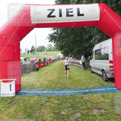 21.06.2025 - 27. Vierlanden-Triathlon MichiJ http://msf.ph/oto/8050471 15.06.2026 14:34:49 Ziel 1274 meine-sportfotos.de