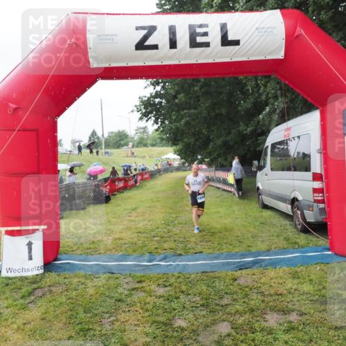 21.06.2025 - 27. Vierlanden-Triathlon MichiJ http://msf.ph/oto/8050474 15.06.2026 14:34:50 Ziel 1274 meine-sportfotos.de