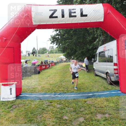 21.06.2025 - 27. Vierlanden-Triathlon MichiJ http://msf.ph/oto/8050477 15.06.2026 14:34:50 Ziel 1274 meine-sportfotos.de