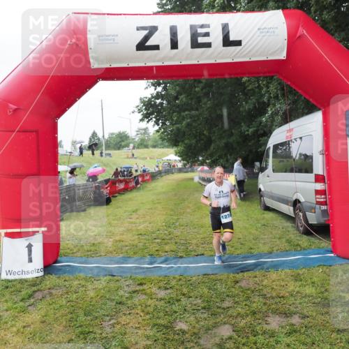 21.06.2025 - 27. Vierlanden-Triathlon MichiJ http://msf.ph/oto/8050480 15.06.2026 14:34:50 Ziel 1274 meine-sportfotos.de