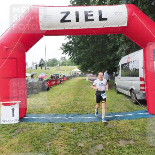 21.06.2025 - 27. Vierlanden-Triathlon MichiJ http://msf.ph/oto/8050481 15.06.2026 14:34:51 Ziel 1274 meine-sportfotos.de