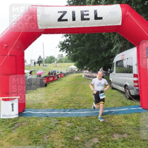 21.06.2025 - 27. Vierlanden-Triathlon MichiJ http://msf.ph/oto/8050482 15.06.2026 14:34:51 Ziel 1274 meine-sportfotos.de