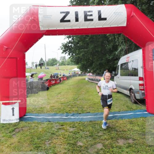 21.06.2025 - 27. Vierlanden-Triathlon MichiJ http://msf.ph/oto/8050483 15.06.2026 14:34:51 Ziel 1274 meine-sportfotos.de