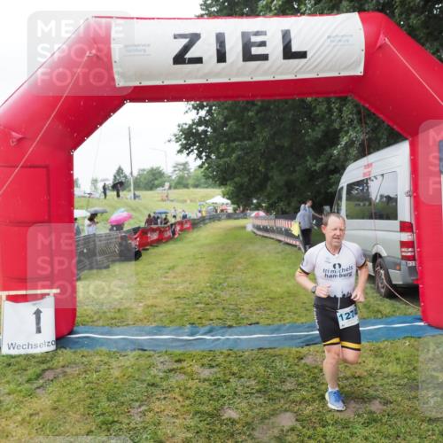 21.06.2025 - 27. Vierlanden-Triathlon MichiJ http://msf.ph/oto/8050485 15.06.2026 14:34:51 Ziel 1274 meine-sportfotos.de
