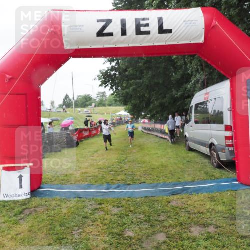 21.06.2025 - 27. Vierlanden-Triathlon MichiJ http://msf.ph/oto/8050486 15.06.2026 14:35:32 Ziel 215 meine-sportfotos.de