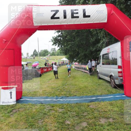 21.06.2025 - 27. Vierlanden-Triathlon MichiJ http://msf.ph/oto/8050487 15.06.2026 14:35:32 Ziel 215 meine-sportfotos.de