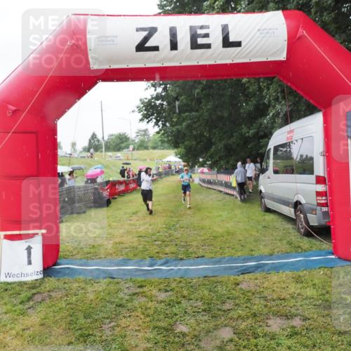 21.06.2025 - 27. Vierlanden-Triathlon MichiJ http://msf.ph/oto/8050488 15.06.2026 14:35:32 Ziel 215 meine-sportfotos.de